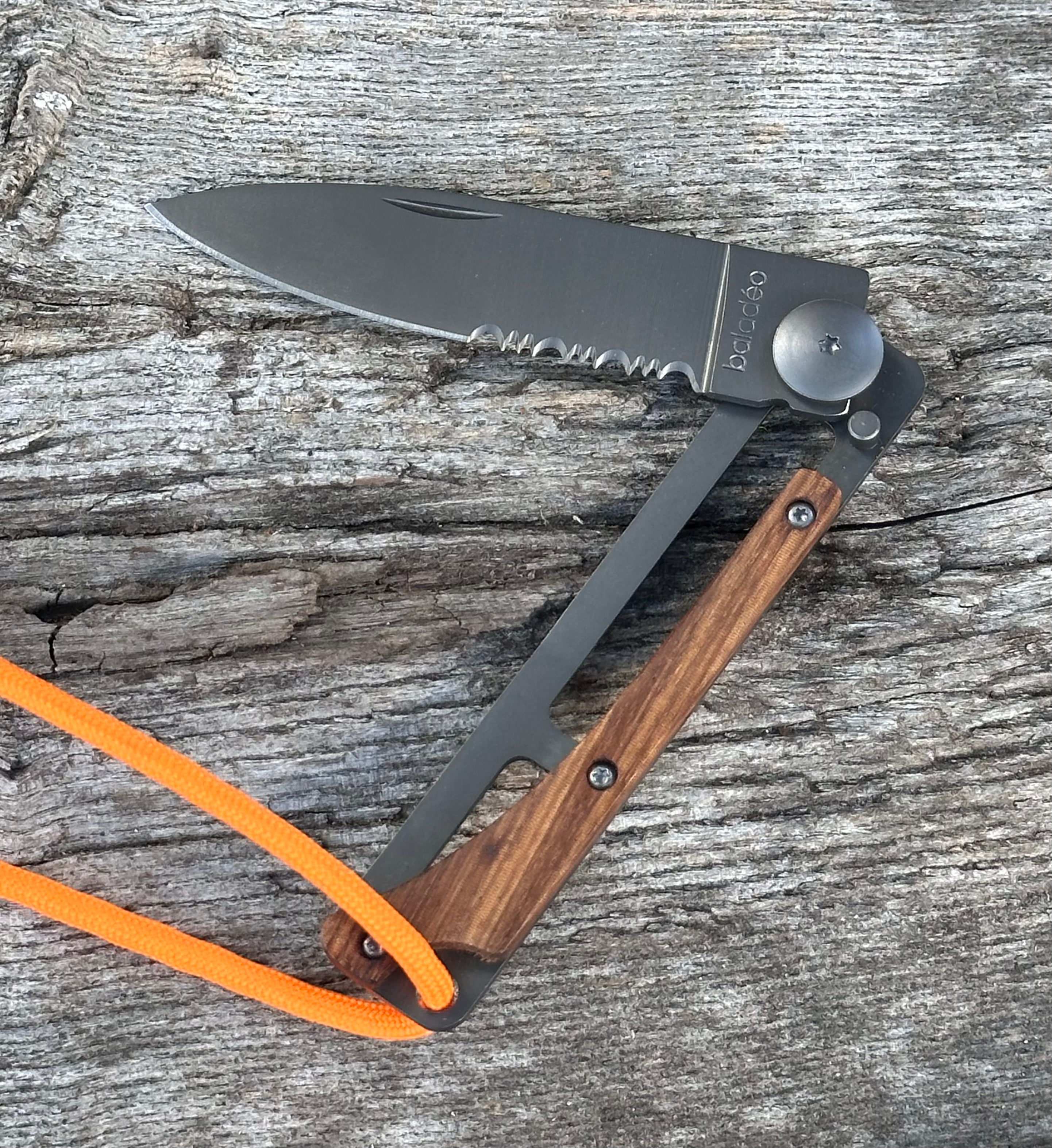 Papagayo Skinny Folder Serrated Linerlock 4" Pocket Knife